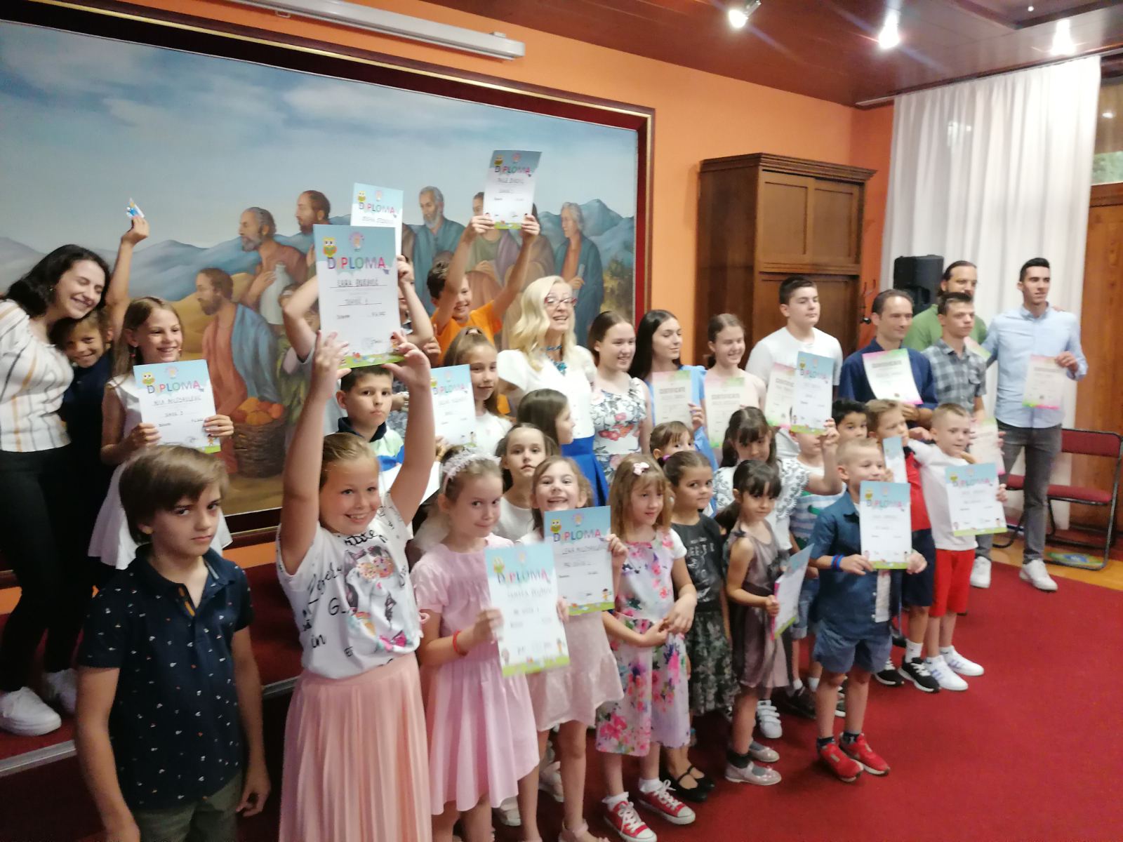 Učenici Helenike sa diplomama