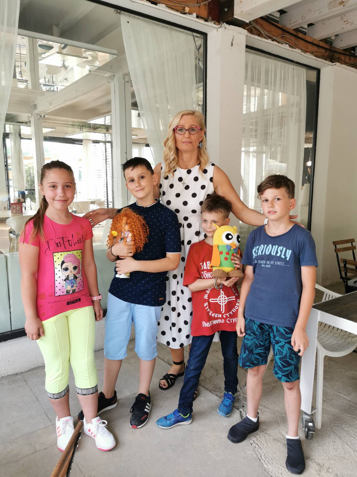 Jelena sa učenicima Helenike